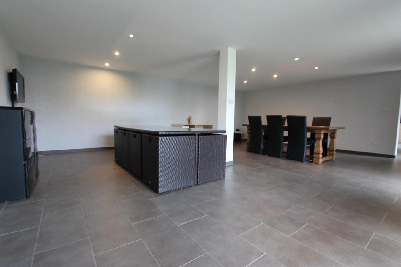 Ruime alleenstaande woning met 5 slaapkamers en garage te Koekelare 