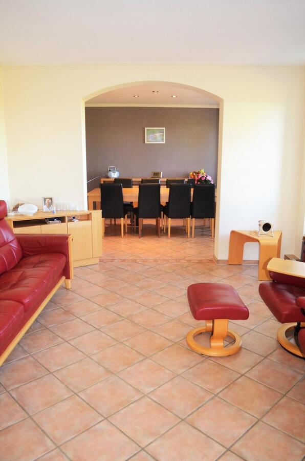 Splendide propriété avec piste couverte et boxes sur environ 1,3ha 