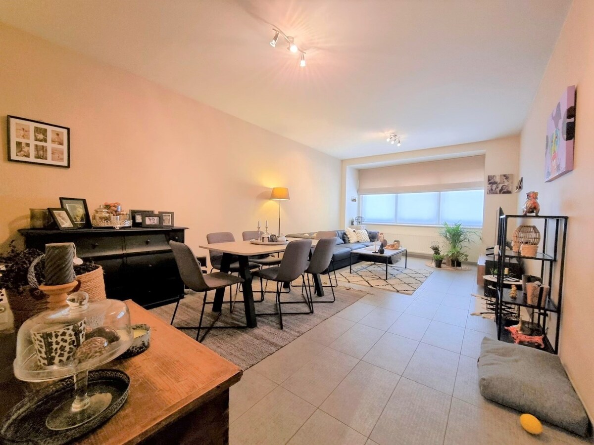 Centraal gelegen gelijkvloers appartement met twee slaapkamers en stadskoer 