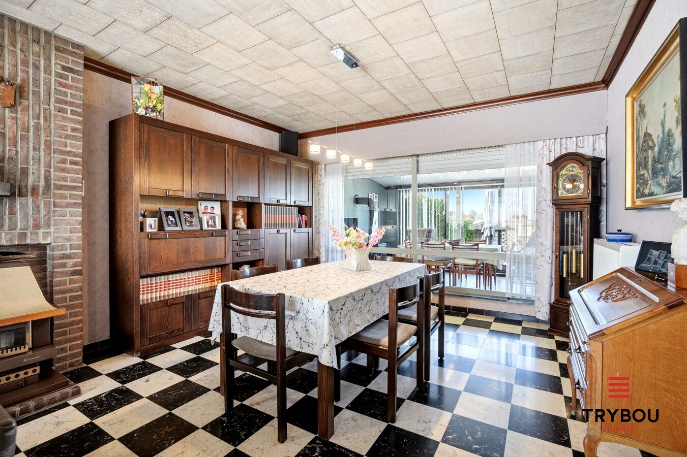 Alleenstaande woning op een ruim perceel met 3 slaapkamers en 2 garages! 