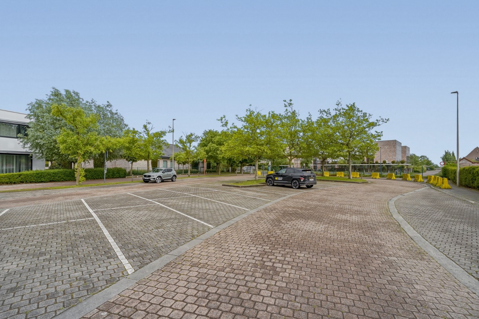 Uitzonderlijk bedrijfsgebouw met 1.210 m² en eindeloze mogelijkheden 