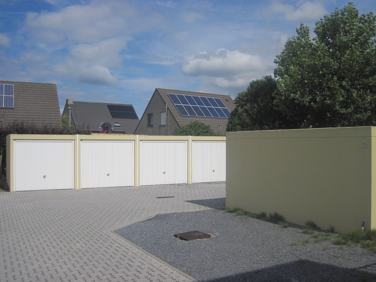 Ruim gelijkvloers appartement met terras en tuintje. Incl. afz. garage ! 