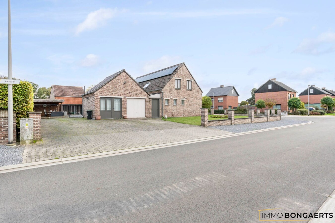 Ruime woning met drie slaapkamers en leefveranda 