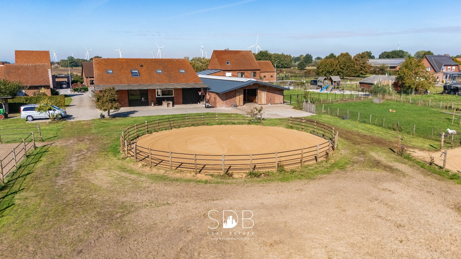 Hedendaagse woning met hippische accommodatie op 17.782m² 
