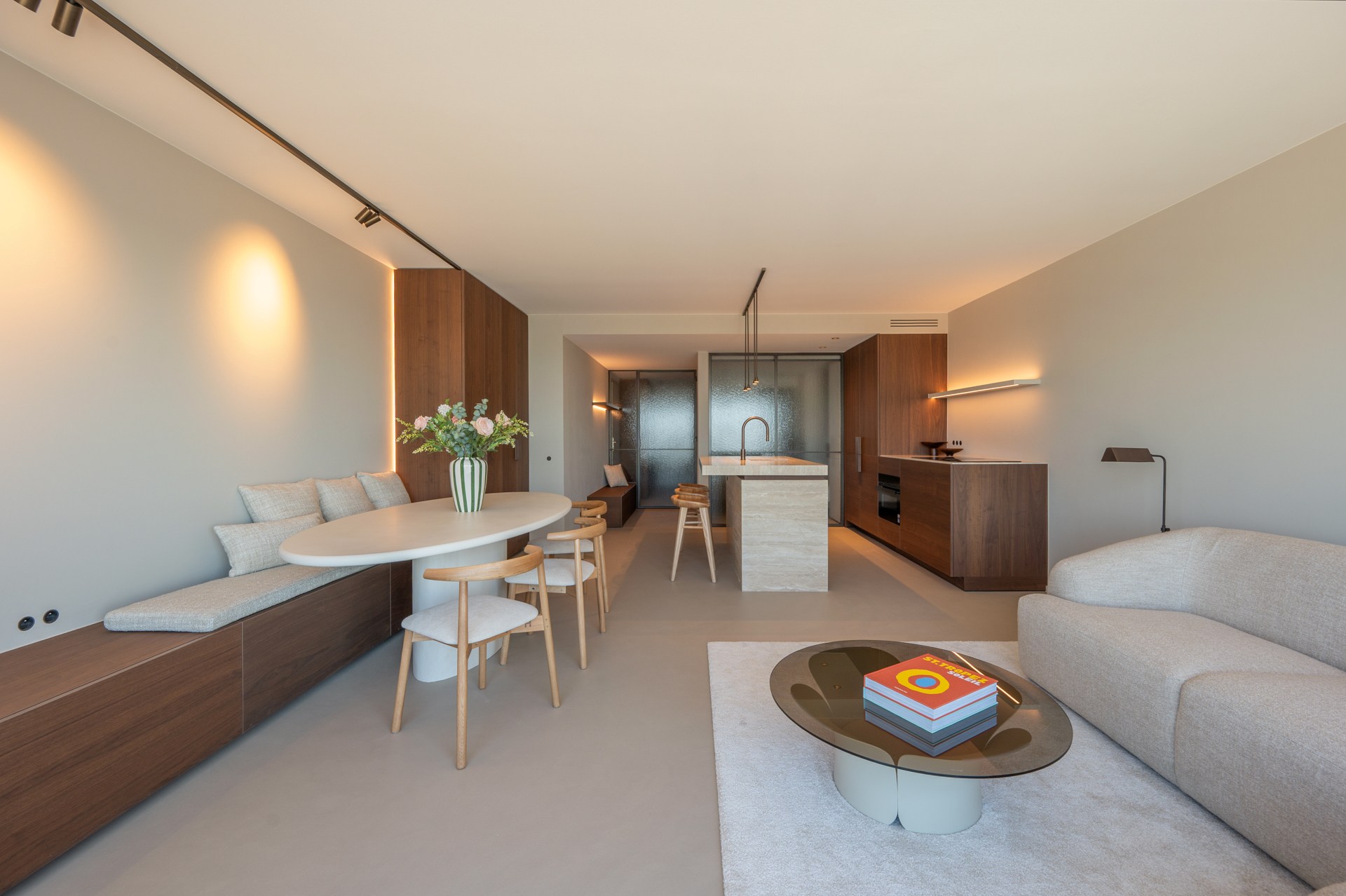 Prachtig gerenoveerd en instapklaar appartement met 3 slaapkamers en frontaal zeezicht, gelegen in een prestigieuze residentie op de zeedijk in het Zoute. 