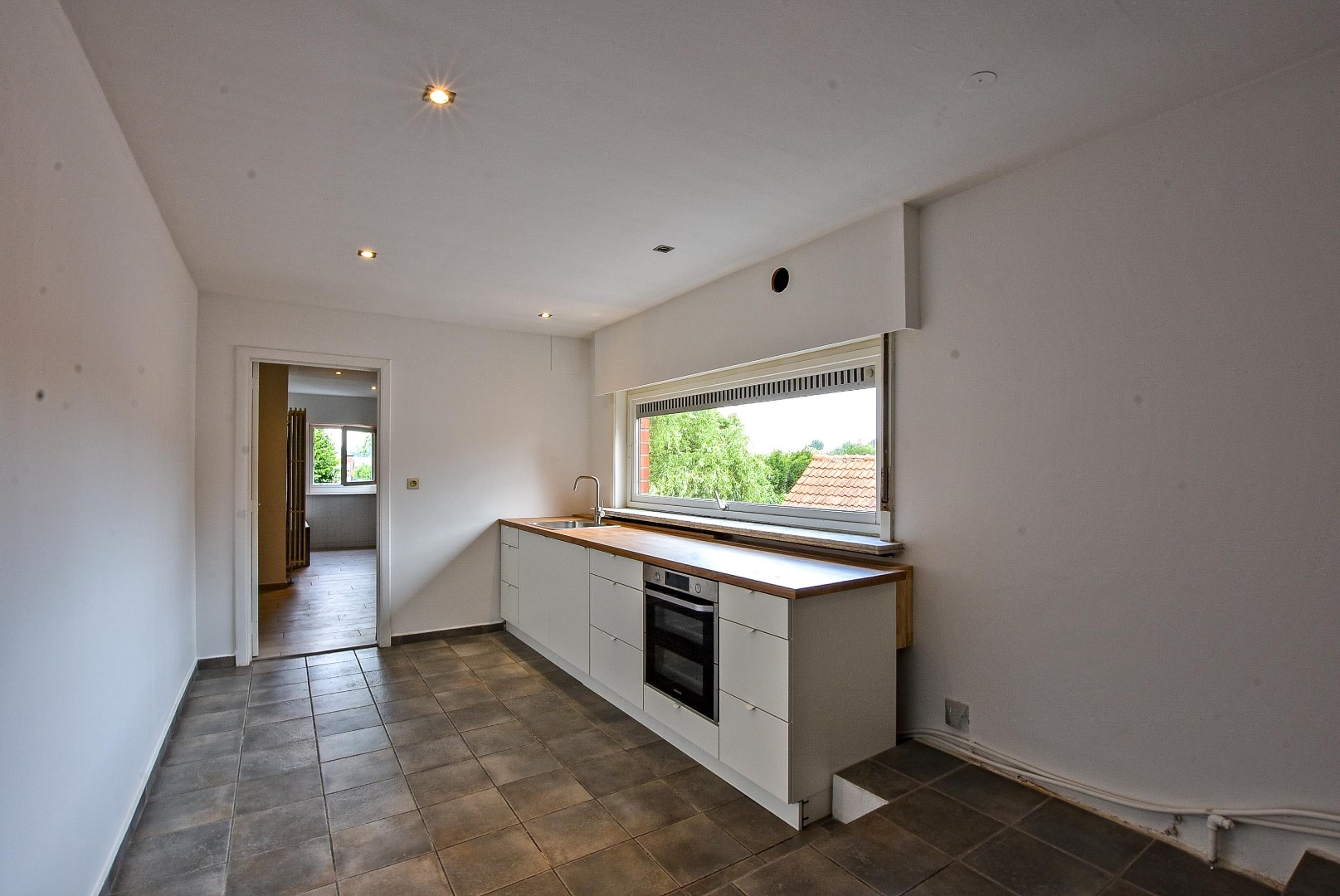 Halfopen bebouwing met mogelijkheid tot 7 slaapkamers, 2 badkamers en grote tuin in Aalter 