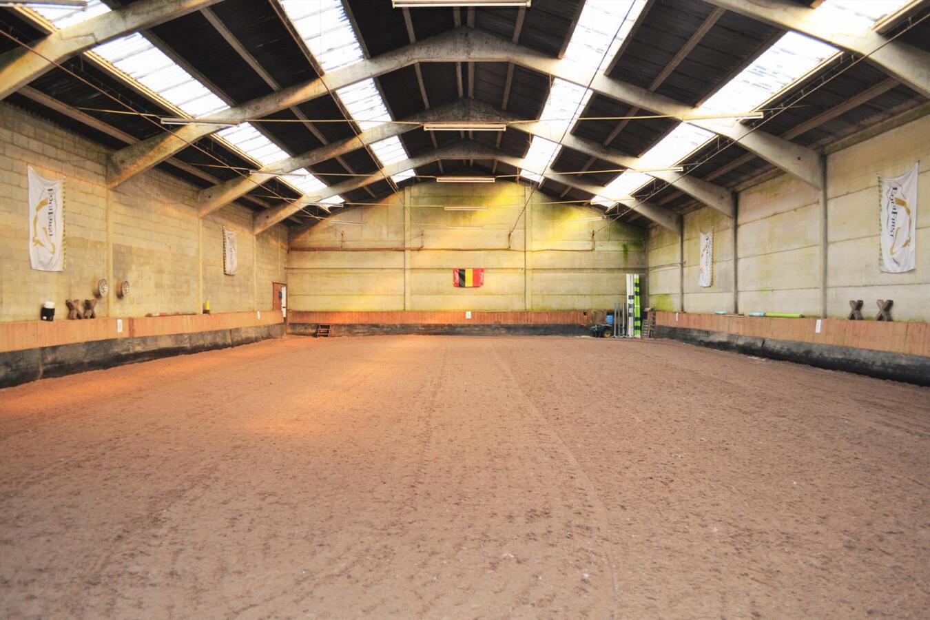 Splendide propriété avec piste couverte et boxes sur environ 1,3ha 