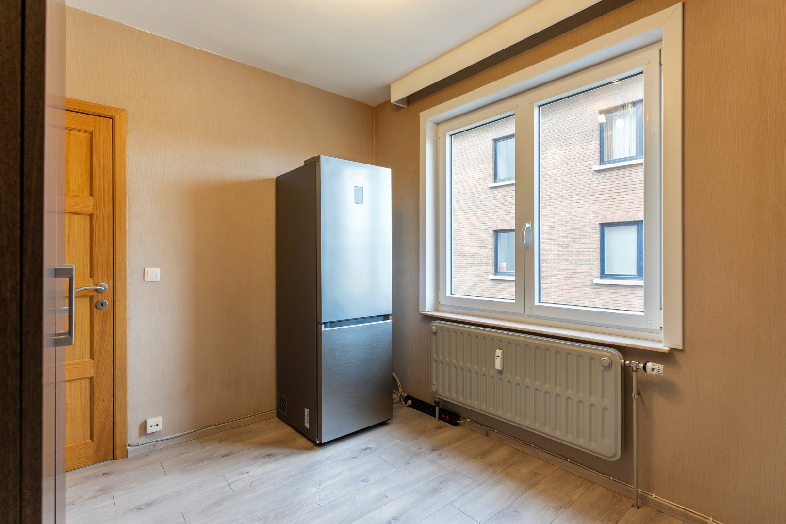 Gerenoveerd appartement met 2 slaapkamers, 2 terrassen en 2 garageboxen 