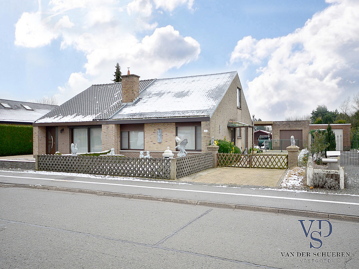 Praktische Half-Open Bungalow met afzonderlijke garage. 