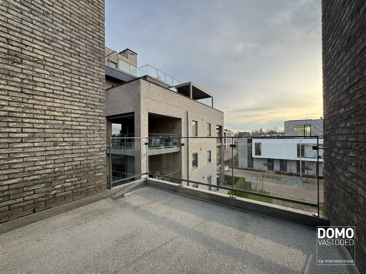 Ruim gemeubeld 2-slaapkamer appartement met terras in Kermt 