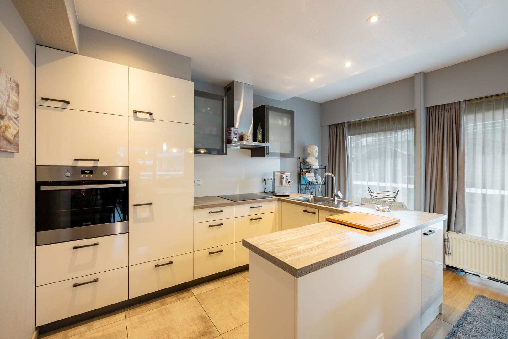 Ruim, lichtrijk hoekappartement met uniek havenzicht 
