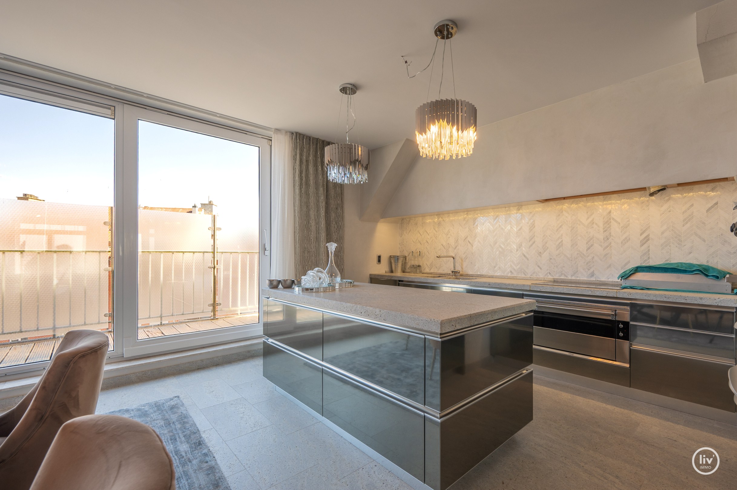 Prachtig en ruim 3-slaapkamerappartement met mooie terrassen en magnifiek open zicht alsook zeezicht.. 