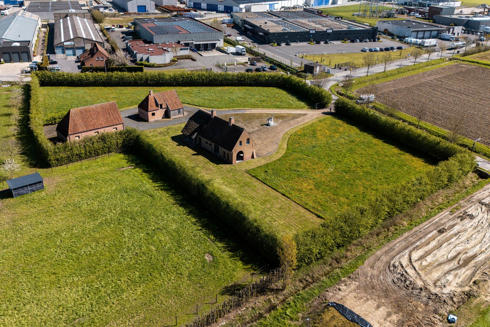 Landelijk gelegen ruwbouwhoeve met bijgebouwen op uitzonderlijk perceel van ca. 9.331 m² 