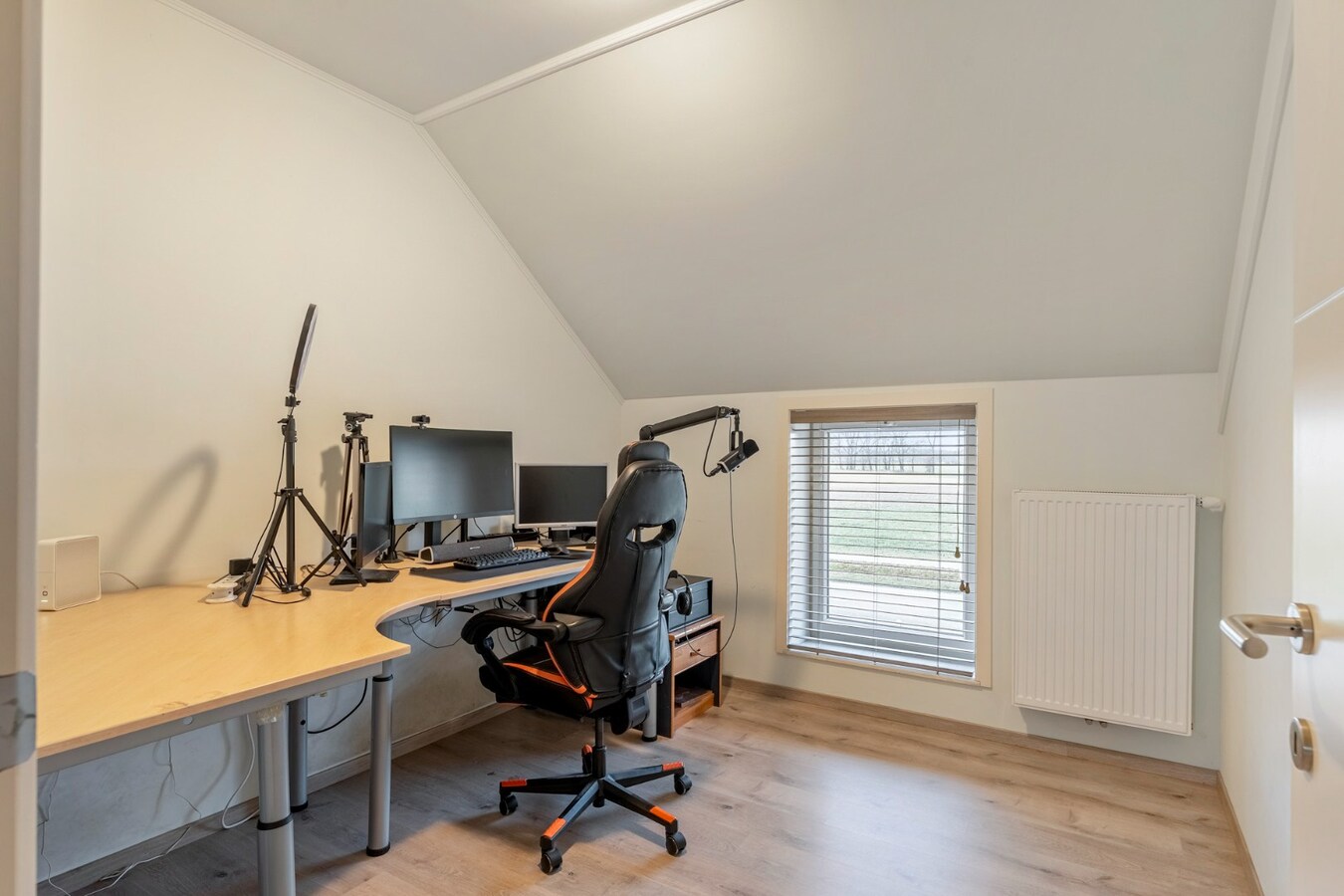 Vrijstaande, zeer verzorgde woning met aangrenzende, uitgeruste stalling/loods op een perceel van 72a14ca 