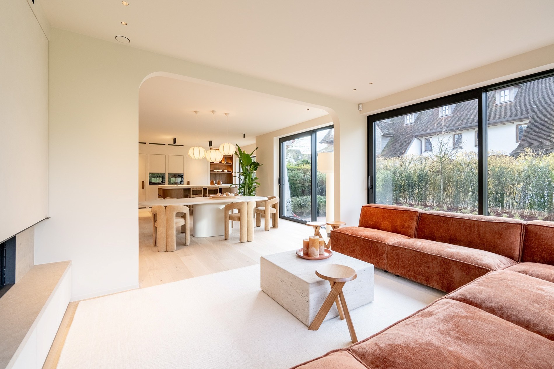 Luxueus gerenoveerde koppelvilla met zwembad in de Noordzeelaan te Knokke. 