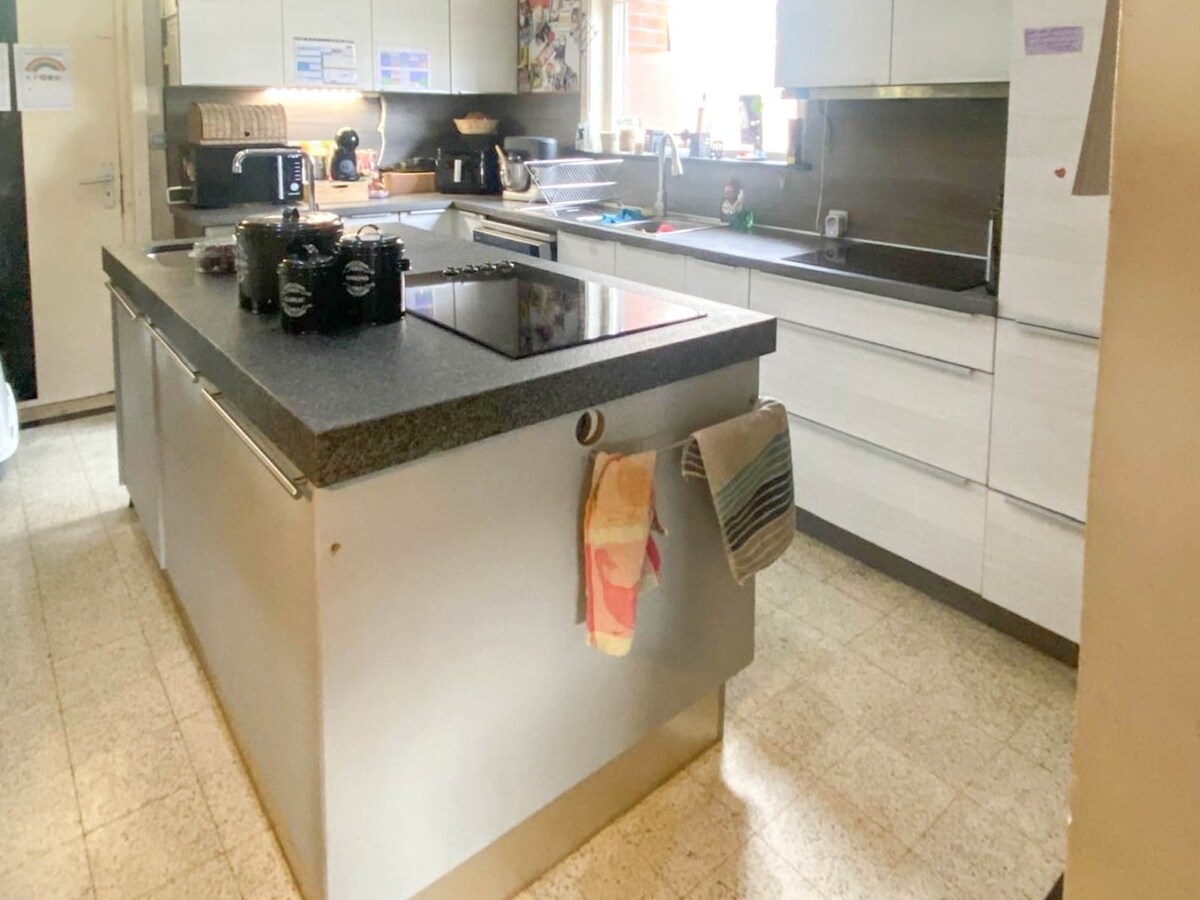 Alleenstaande woning grote zuidgerichte  tuin. 