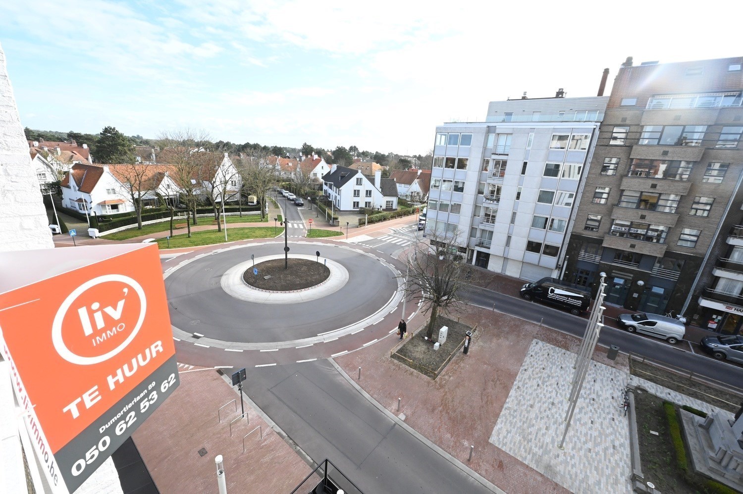 Non meublé - Neuf - Appartement luxueusement rénové avec 3 chambres et une vue dégagée sur la place du Bourgmestre Frans Desmidt. 