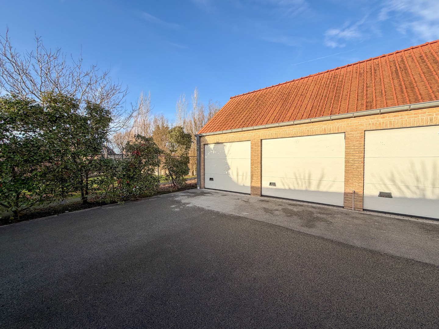 Lichtrijk gelijkvloers appartement met 2 slpk, garage en autostandplaats 