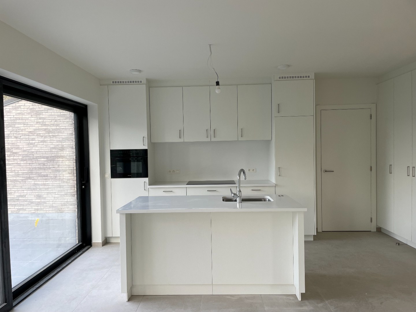Zeer ruime moderne halfopen nieuwbouwwoning met tuin/terras en garage 
