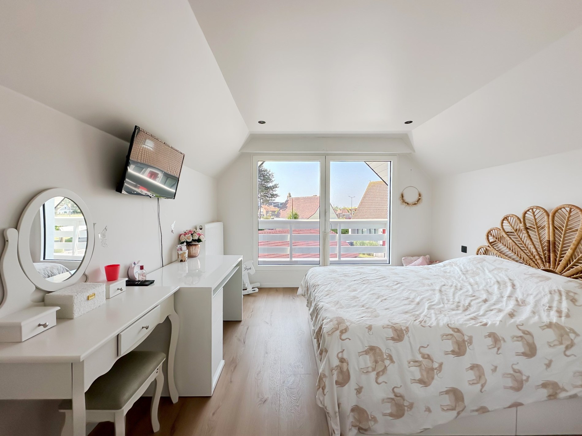 OPENDEURDAG Zaterdag 21/02 - 11u-13u (Hazelaarsdreef 7): Gezellig gerenoveerde alleenstaande villa met 3 slaapkamers en een prachtige tuin centraal gelegen in een doodlopende villawijk in Knokke. 