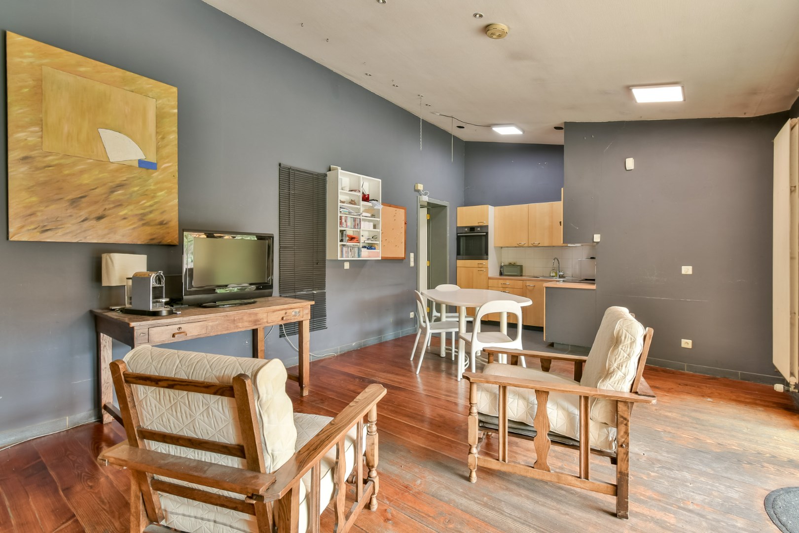 Ruime woning met handelsgedeelte op gunstige ligging in centrum! 