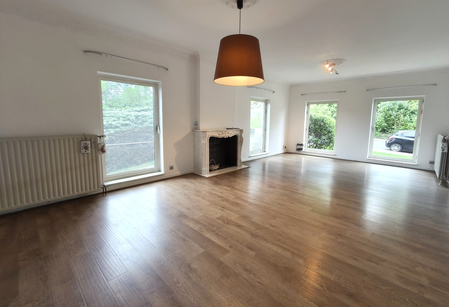 GELIJKVLOERS APPARTEMENT MET GARAGE 