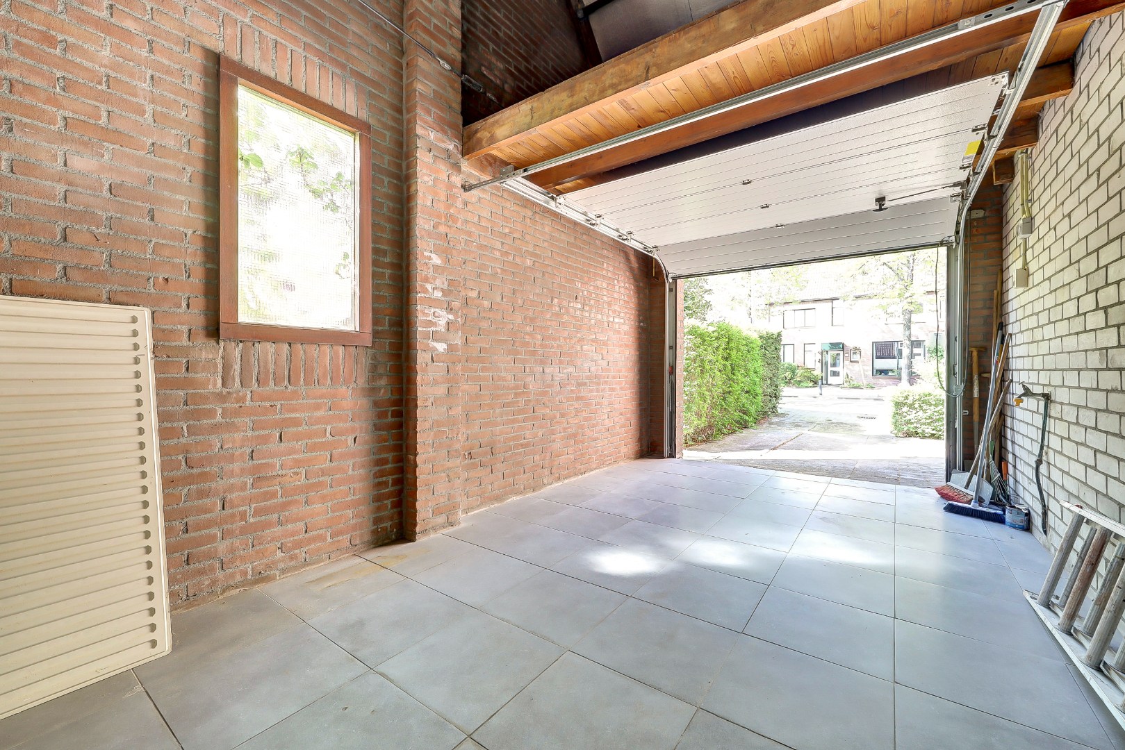 Ruime 5-kamer hoekwoning met aangebouwde garage op een kavel van maar liefst 297 m2 eigen grond! 