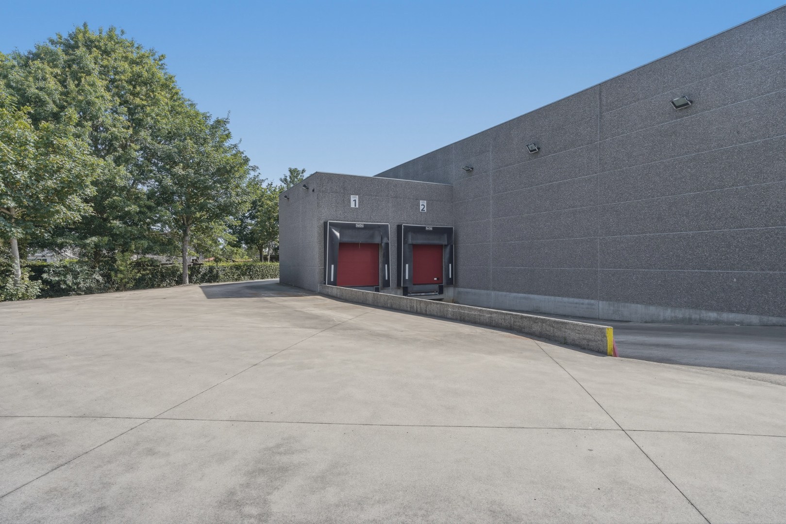 Bedrijfswoning met ruime loods van ca. 1.530 m² in de ambachtelijke zone van Eernegem 