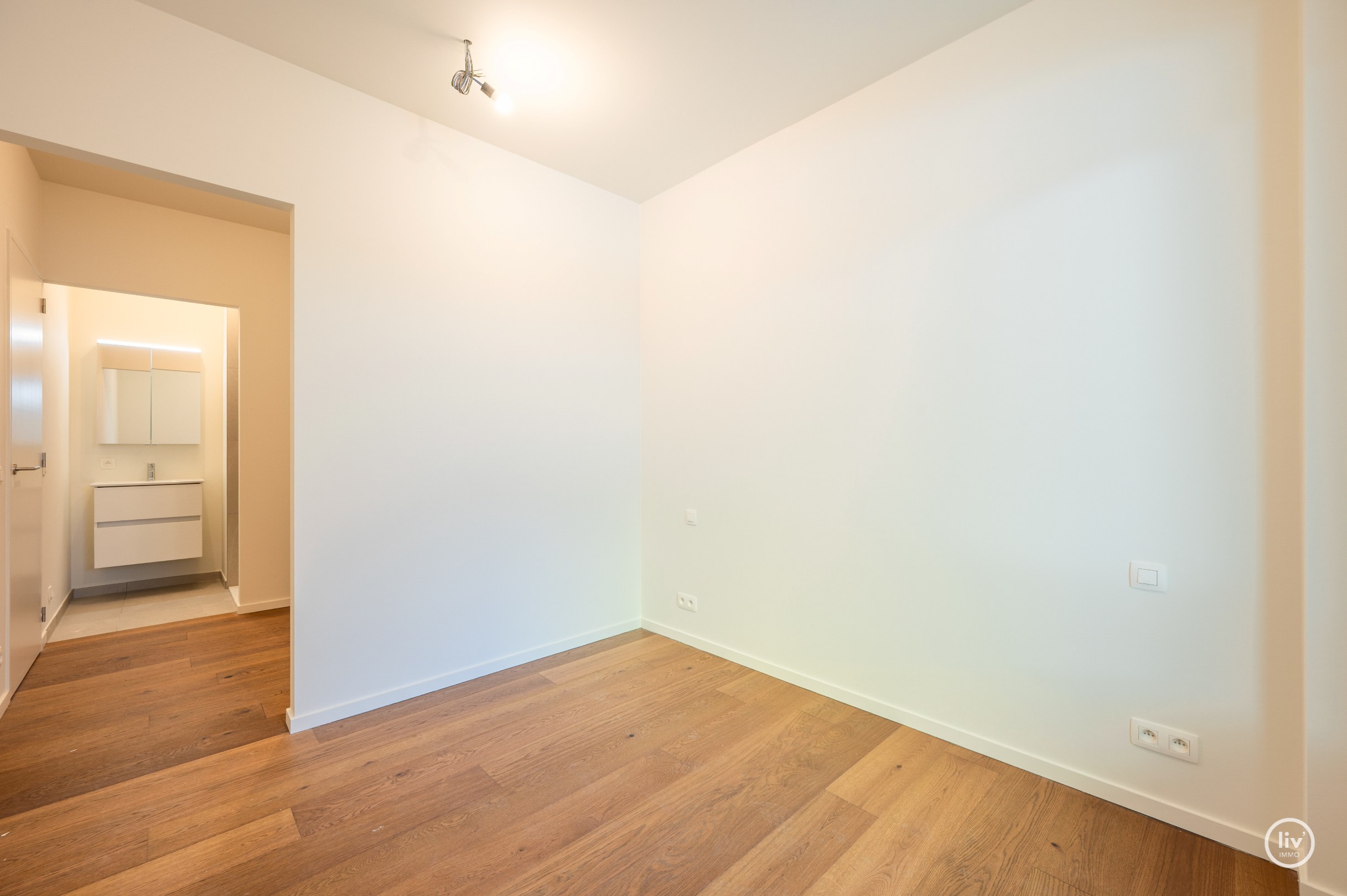 Centraal gelegen 3-kamer appartement te Res. Hoost met ruim terras genietend van zijdelings zeezicht! 