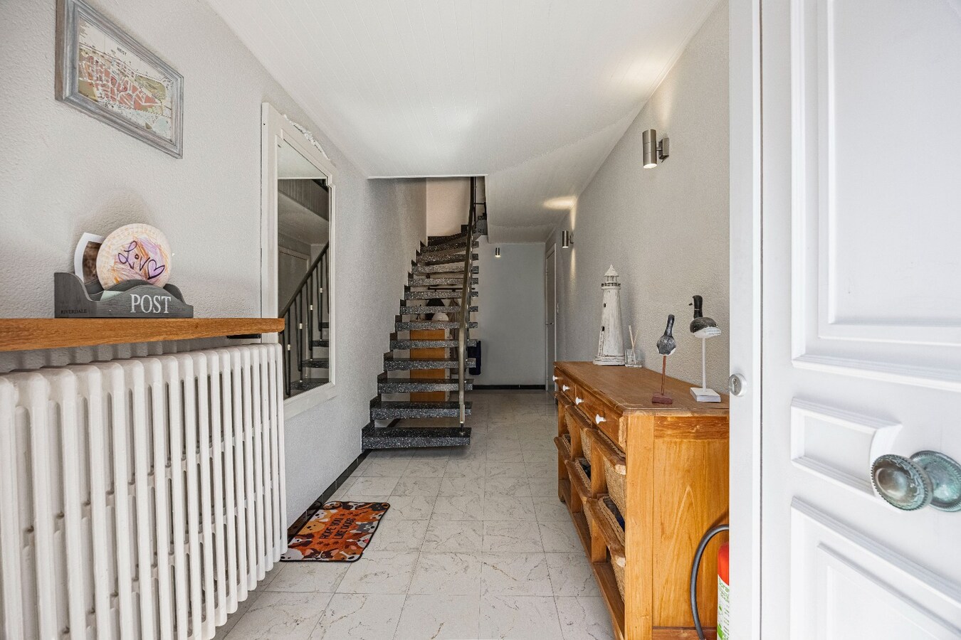 Instapklare bel-etagewoning met garage, zonnepanelen en aangename buitenruimte in het centrum van Heist. 