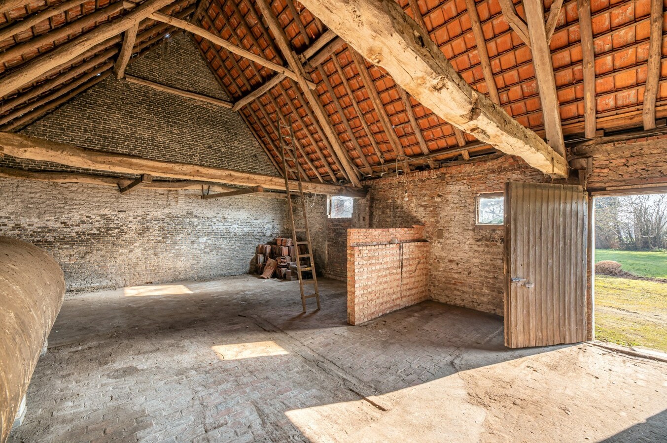 Authentieke hoeve met bijgebouw op 52 a 84 ca 