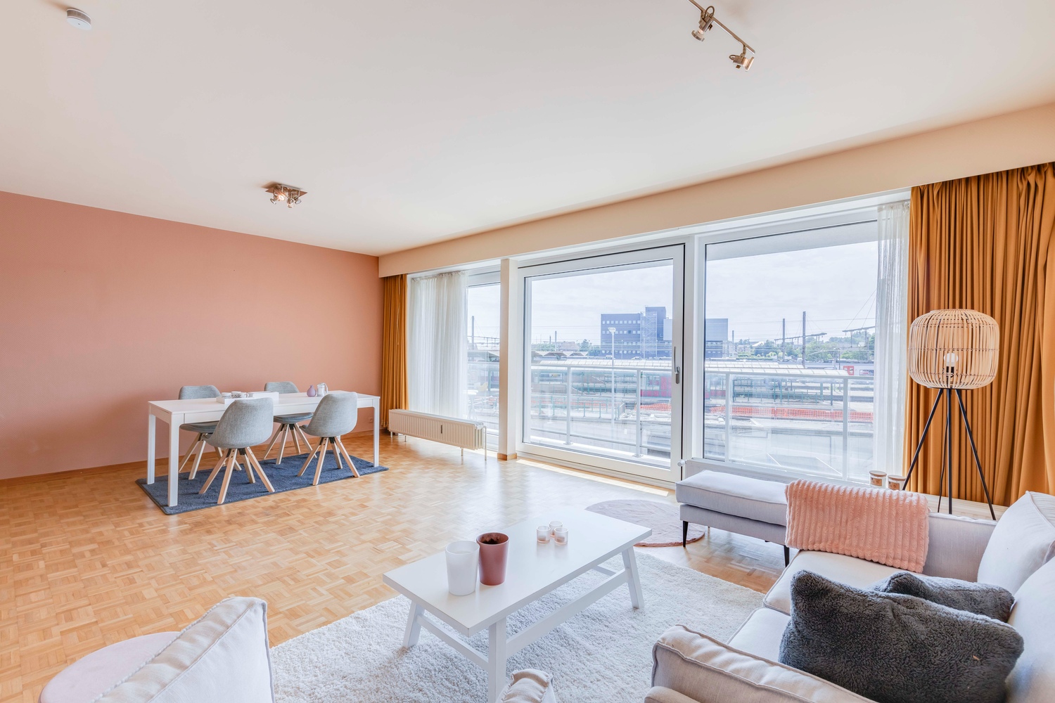 Centraal gelegen ruim appartement met optioneel een garage. 