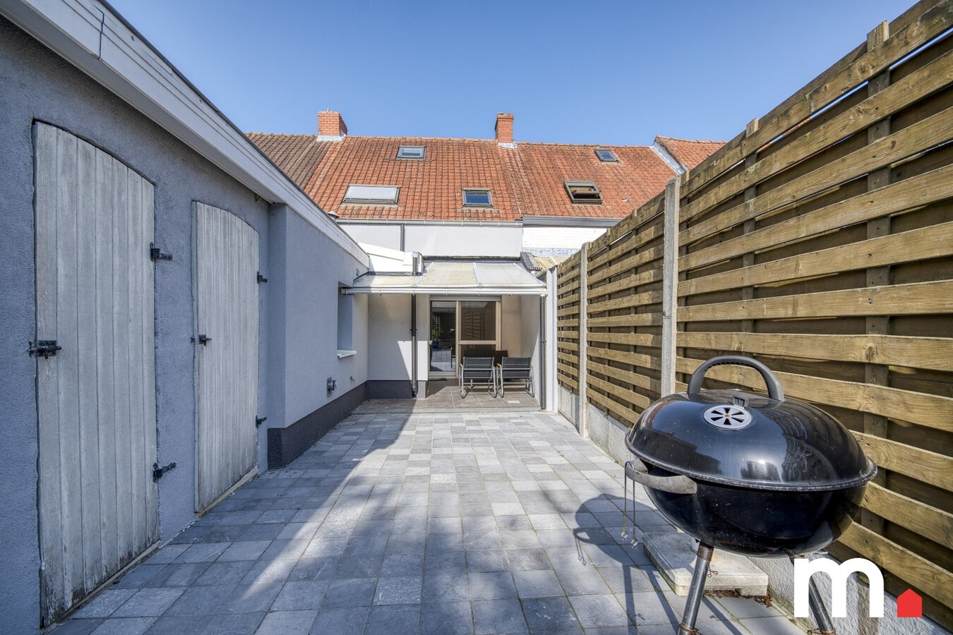 Instapklare woning te Ingelmunster met garage en uitweg achteraan! 