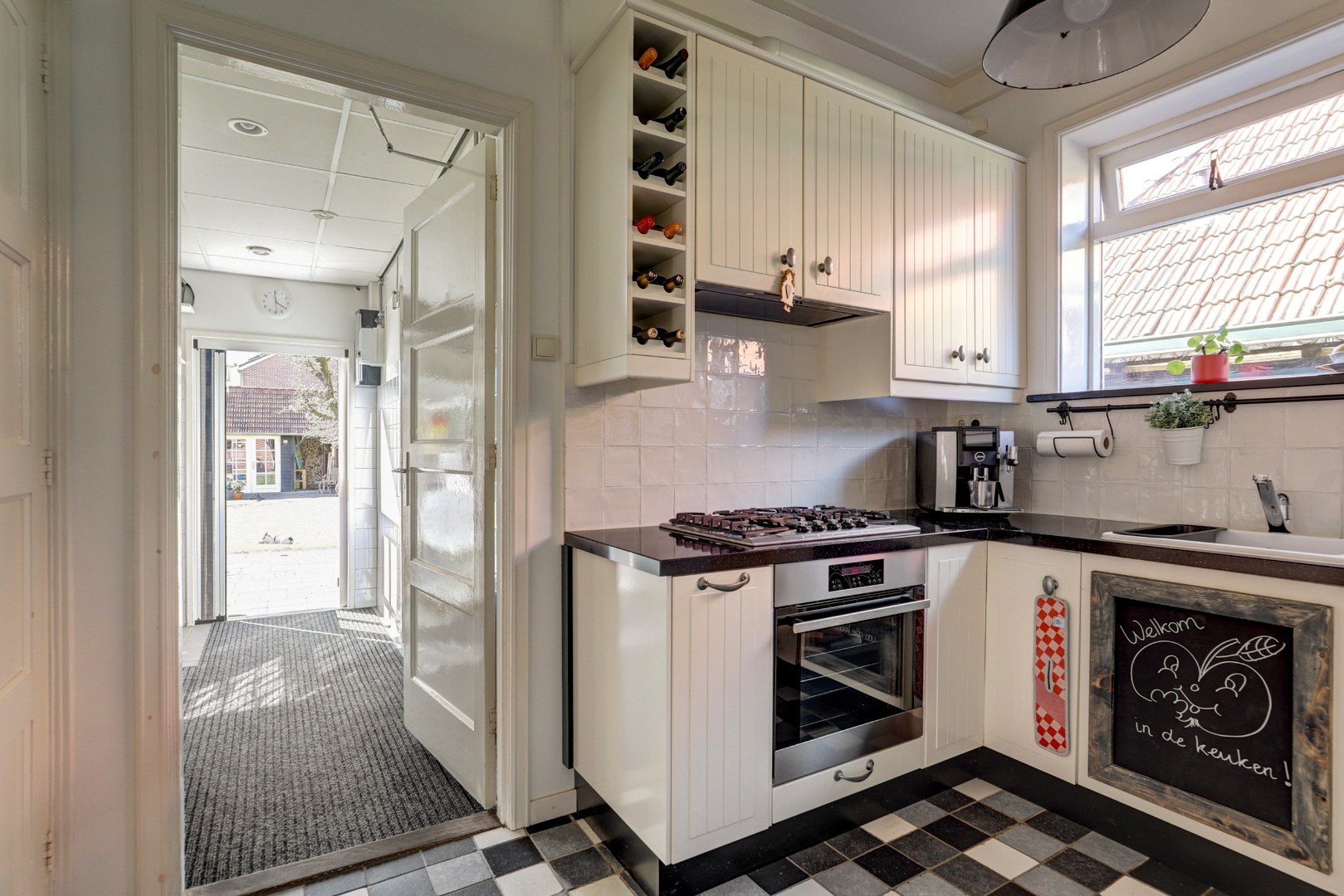 Vrijstaande woning met diepe zonnige tuin, overkapping en royale bijgebouwen 