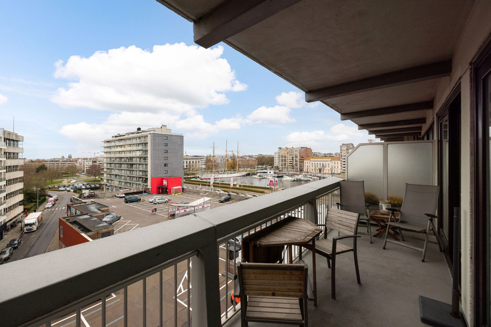 Ruim, lichtrijk hoekappartement met uniek havenzicht 