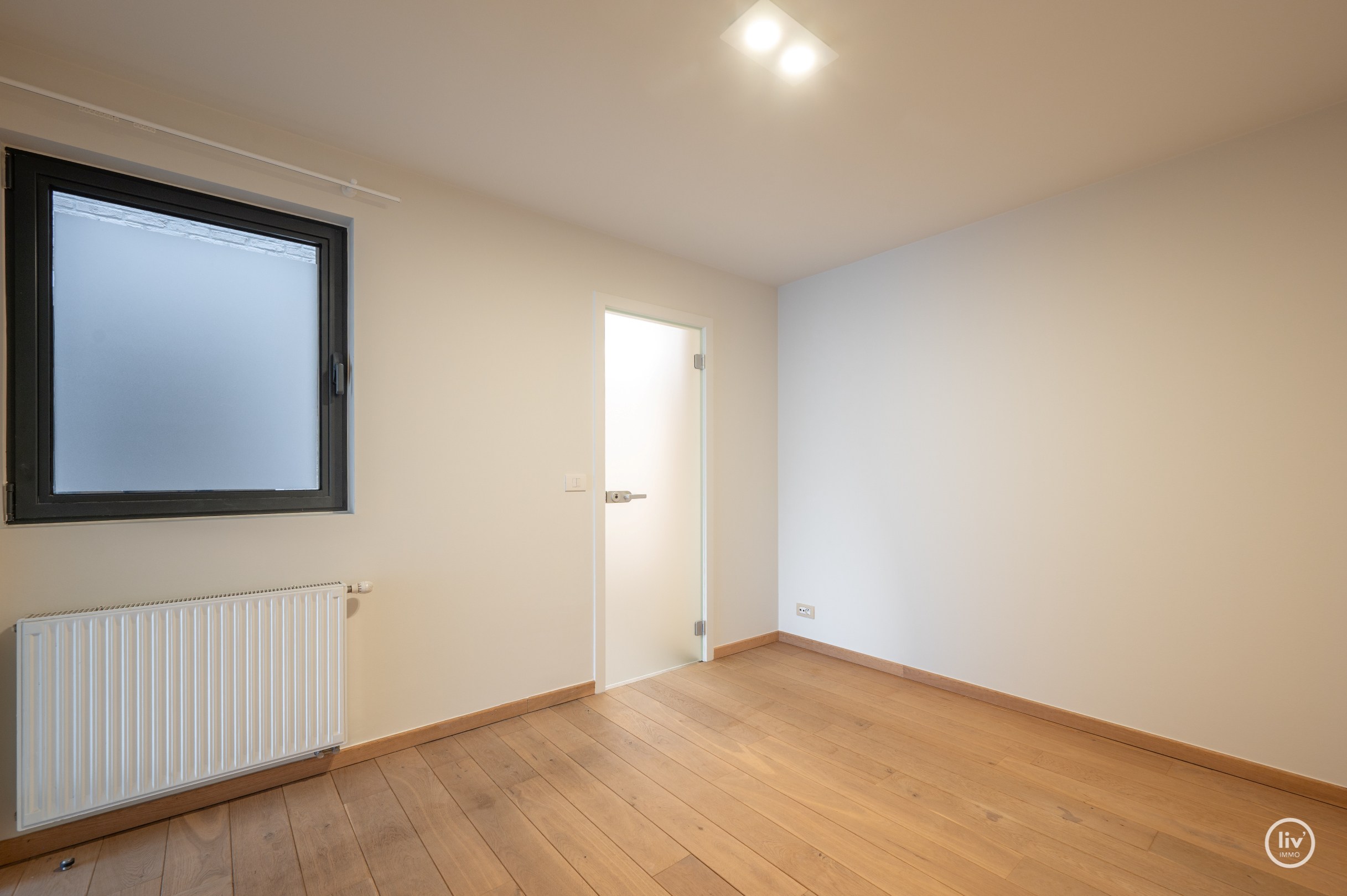 Dit charmante appartement onderscheidt zich door een uitzonderlijke gevelbreedte van maar liefst 9 meter en een ideale oriëntatie aan de zonnekant van de Lippenslaan. 