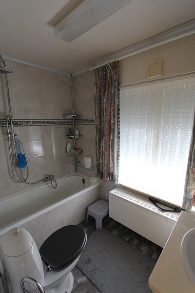 Rustig gelegen woning met 3 slaapkamers en garage te Roeselare 