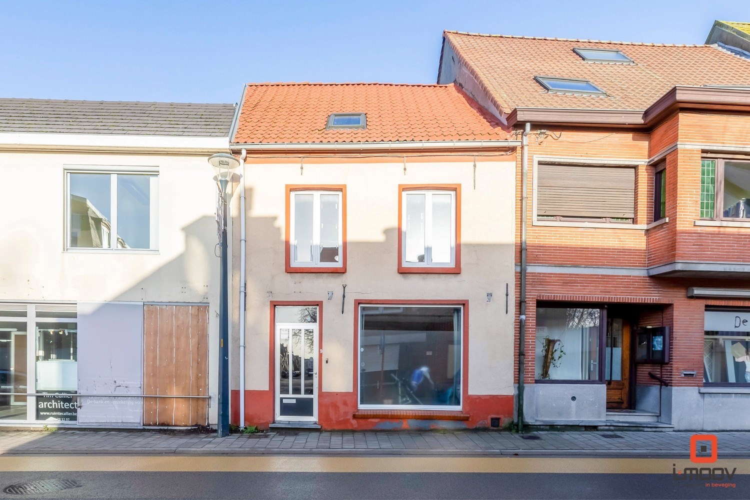 Te renoveren eengezinswoning met voldoende parkeermogelijkheden. 