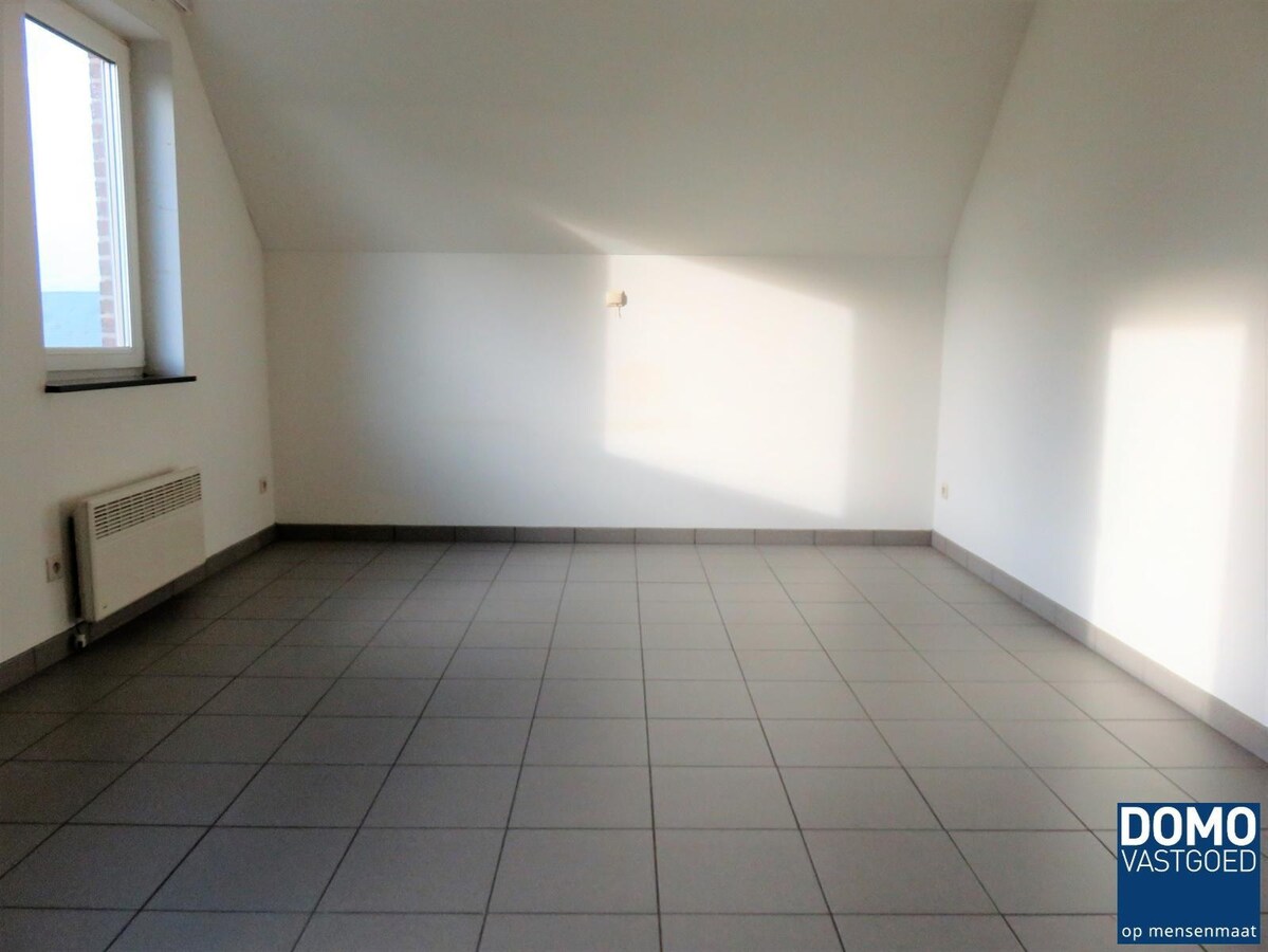 Ruim duplexappartement met 2 slaapkamers op een centrale ligging in Diepenbeek. 