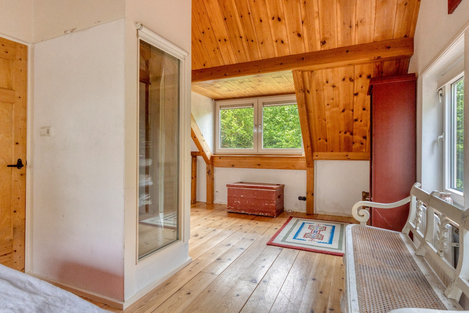Een plek als deze komt zelden beschikbaar: een unieke combinatie van wonen tegen de duinen aan en nabij het strand en nabij de boswachterij op één van de meest geliefde plekken van de Zeeuwse kust. Bi 