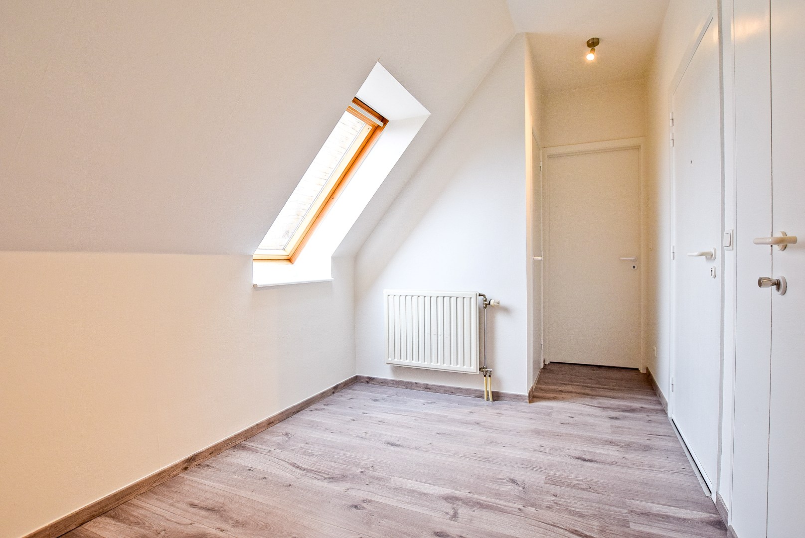 Instapklaar lichtrijk dakappartement in hartje Veurne (61m²) 