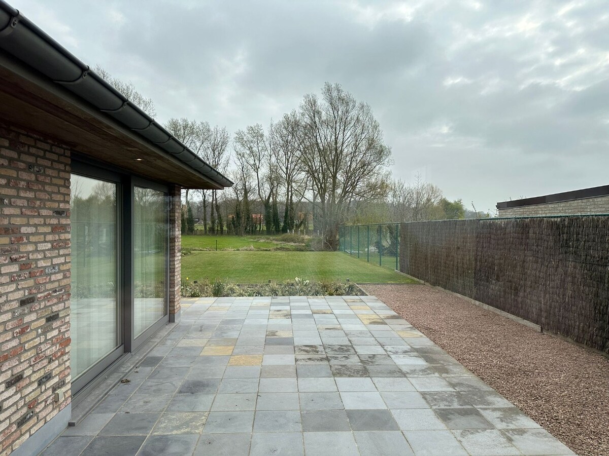 Alleenstaande woning met 3 slaapkamers, 3 garages en veel parkeermogelijkheid! 