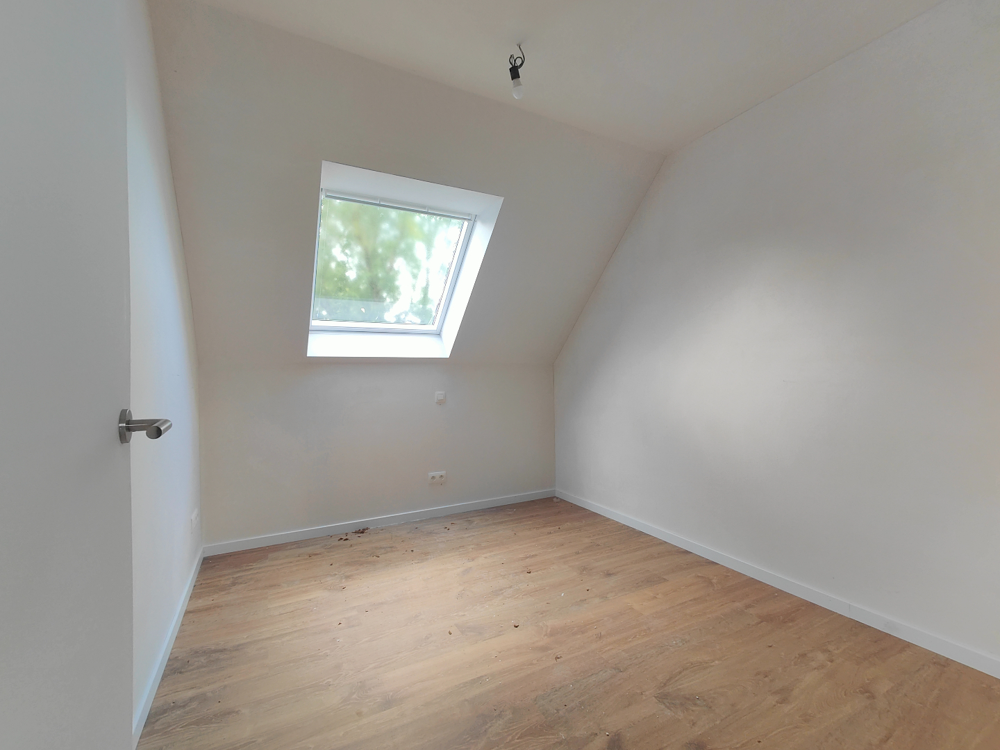 Afgewerkte woning met 3 slaapkamers &amp; ruim zonnig terras + autostaanplaats en berging 