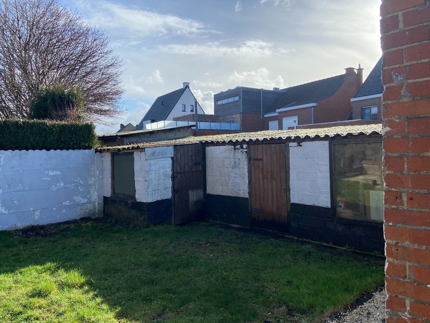 Degelijke halfopen bebouwing met groot potentieel op mooi hoekperceel van 524 m²! 