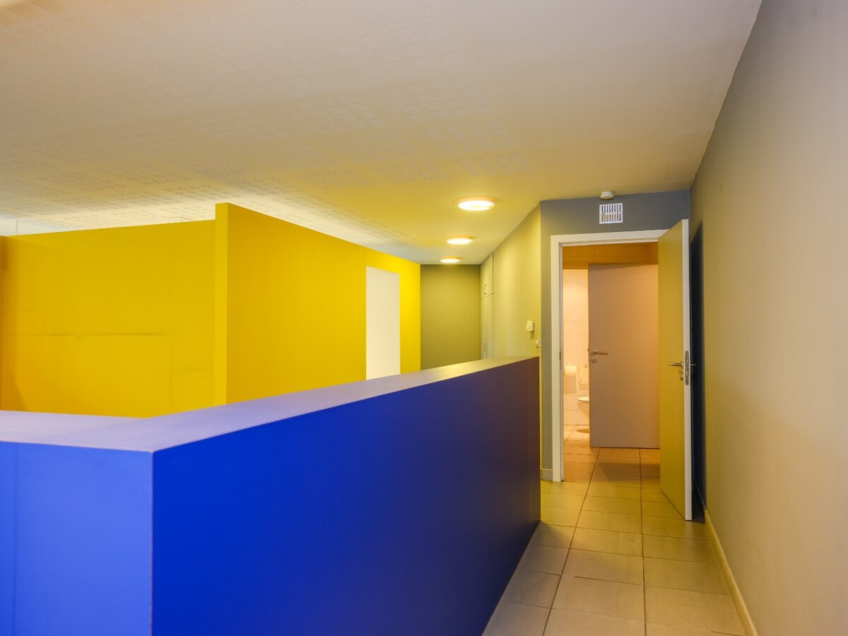 Nabij station gelegen kantoor, met goede visibiliteit op belangrijk kruispunt 