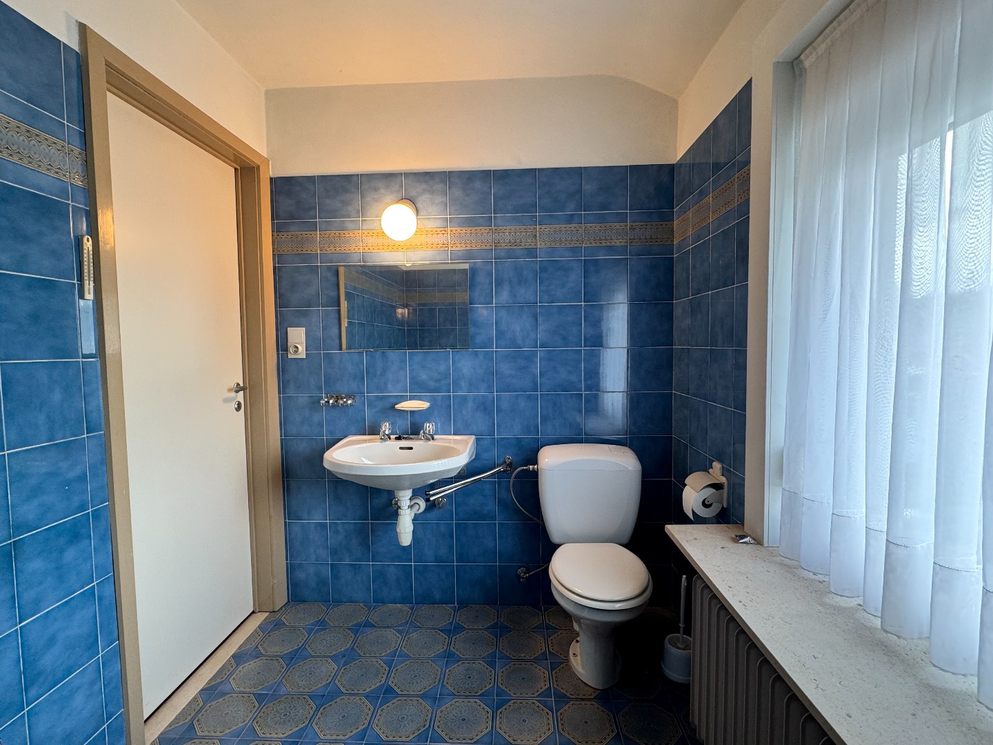 Verzorgde halfopen woning met 3 slaapkamers in rustige doodlopende straat. 