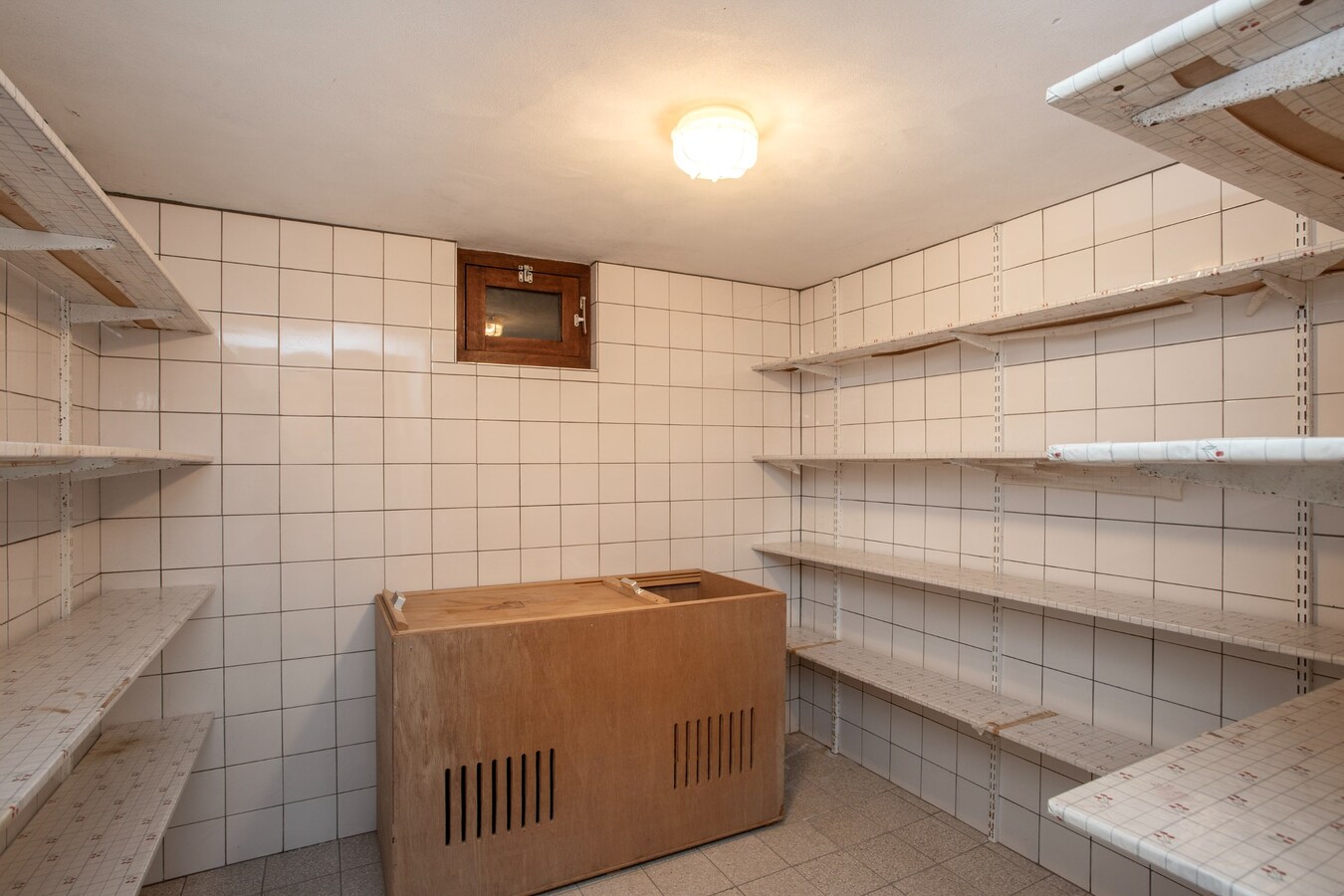 Vrijstaande woning, type landhuis met garage, carport, zwembad en 731 m2 grond. 