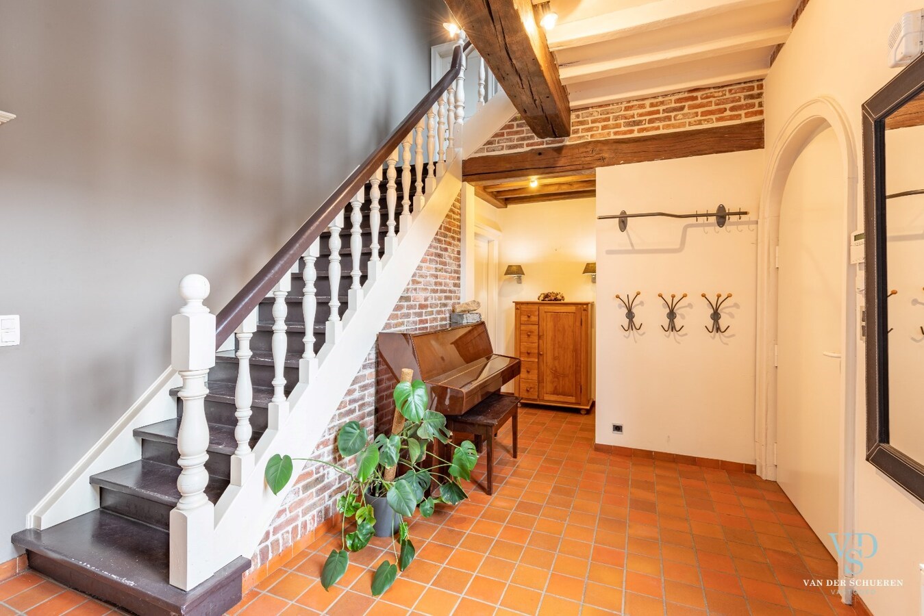 Ruim en stijlvol wonen in hartje Gavere. 