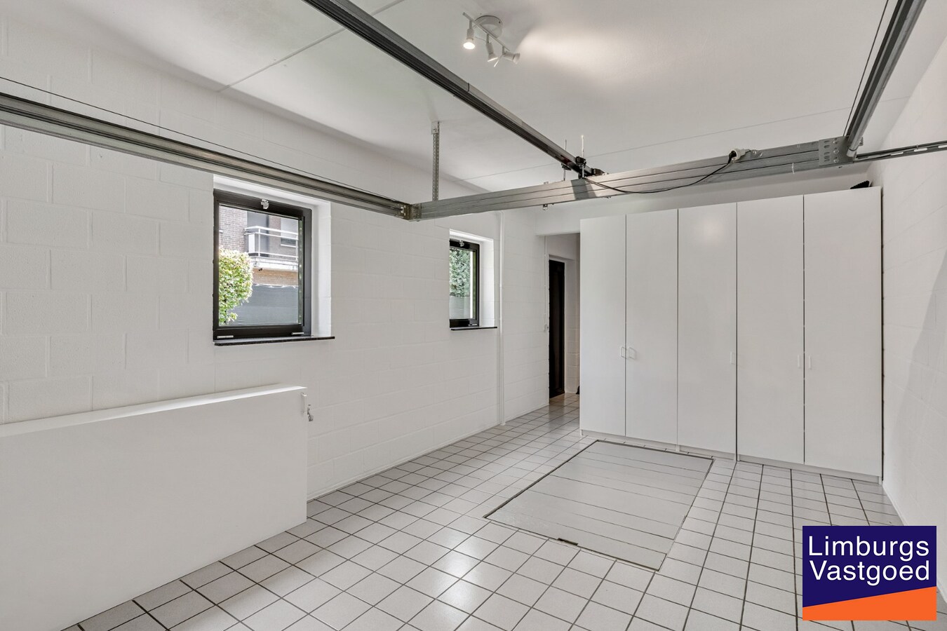 Moderne architectenwoning met mooie tuin en zwembad, 5 slaapkamers in Hasselt, OB op 8a12ca in doodlopende straat 