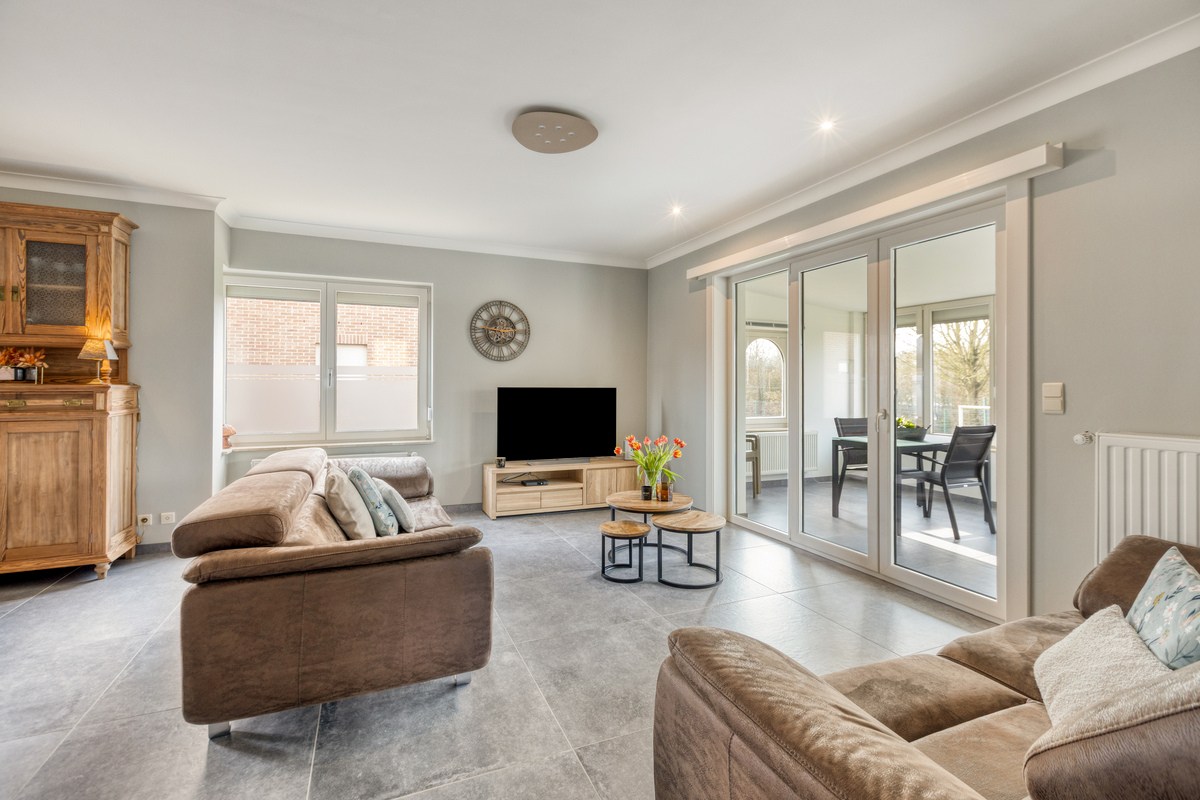 Instapklare villa met 3 slaapkamers, kantoor en garages 